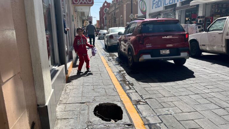 Registro sin tapa pone en riesgo a transeúntes