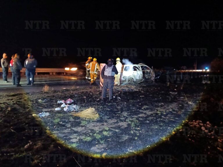 Se calcina vehículo tras choque; conductor huyó
