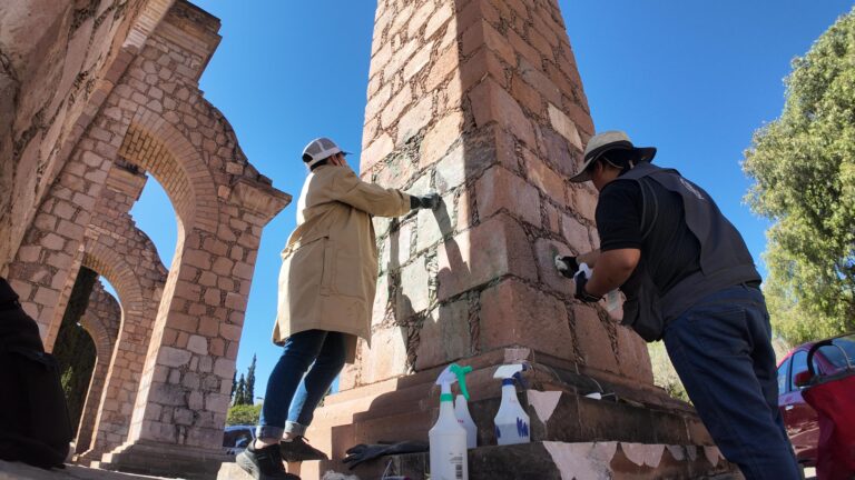 Continúan con la limpieza y restauración de monumentos