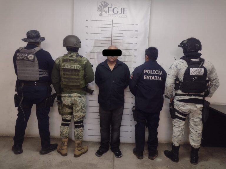 Detienen a hombre por narcomenudeo y posesión de arma