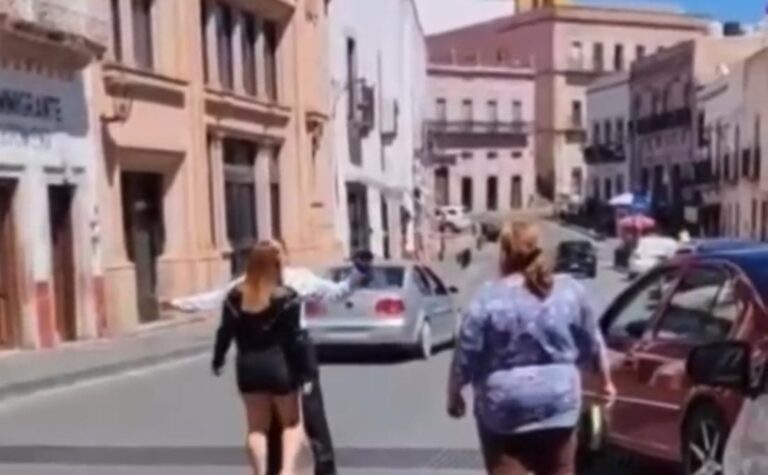 Detienen a mujeres por agredir a policía vial