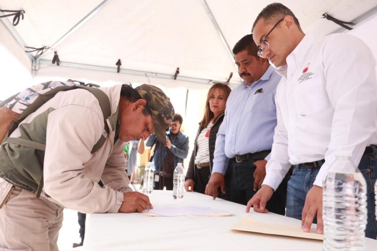 Entregan 45 escrituras a familias de Sombrerete