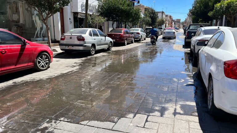 Denuncian filtraciones de aguas residuales en calle Morelos Sur