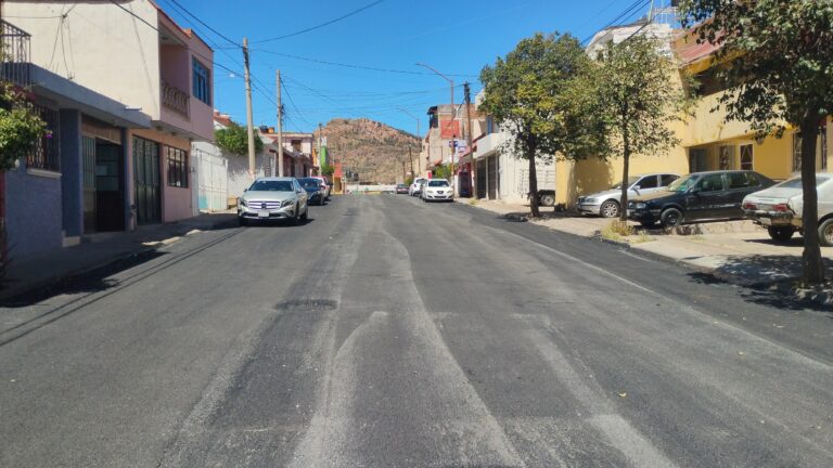 Pavimentan colonia Fovissste; piden que revisen drenaje