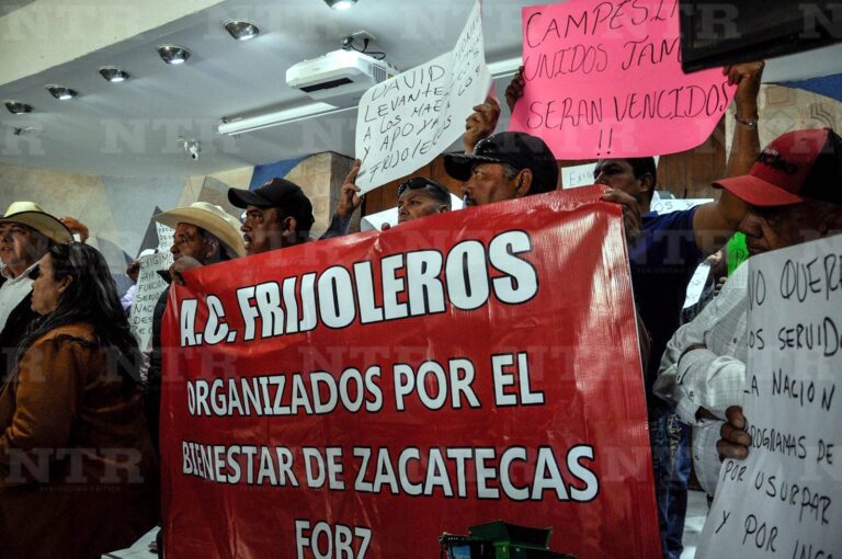 Bloquean frijoleros calles del centro; logran mesa de diálogo