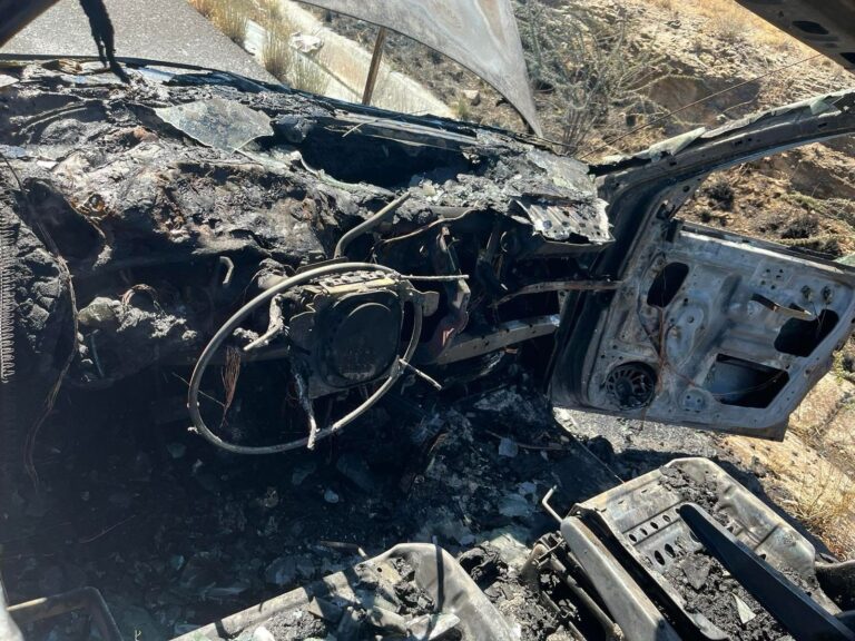 Por falla en el motor, camioneta termina calcinada