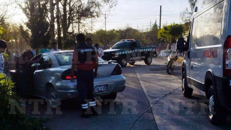 Conductor se estampa con poste en Beleña