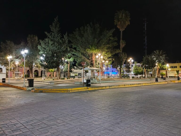 Realizan cambio de faroles en el Jardín del Obelisco