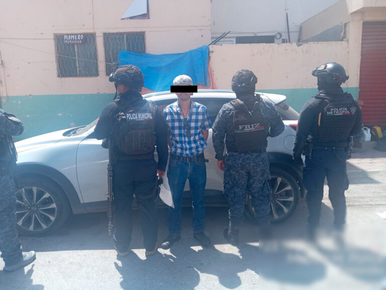 Detienen a hombre; tiene orden por robo de vehículo