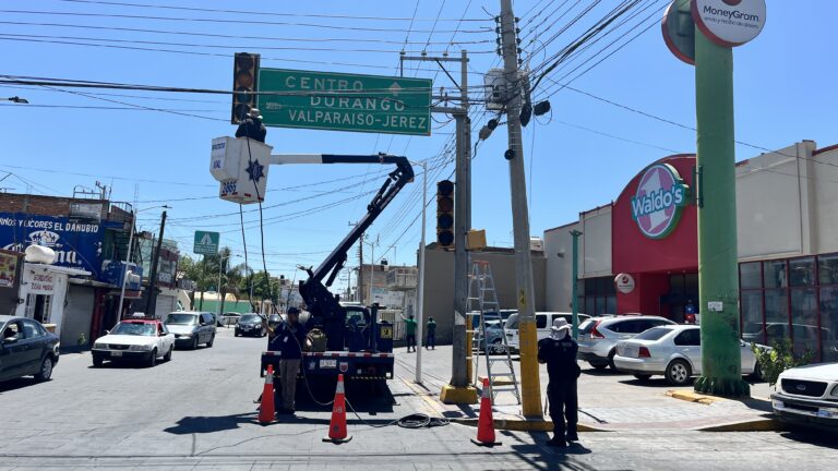 Reparan semáforos de la avenida Plateros