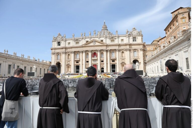 Asisten 250 mil a funeral del Papa Francisco
