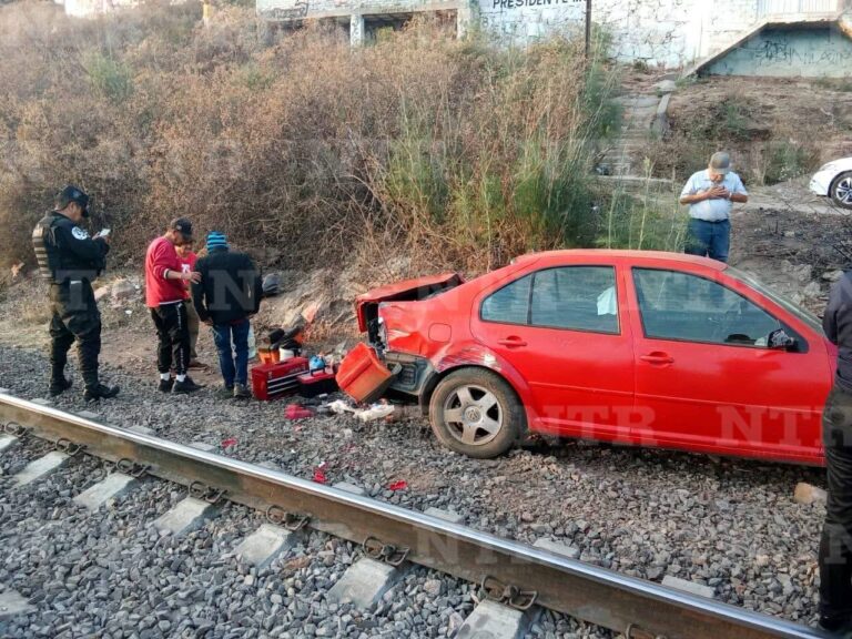 Sale lesionado tras chocar en crucero ferroviario