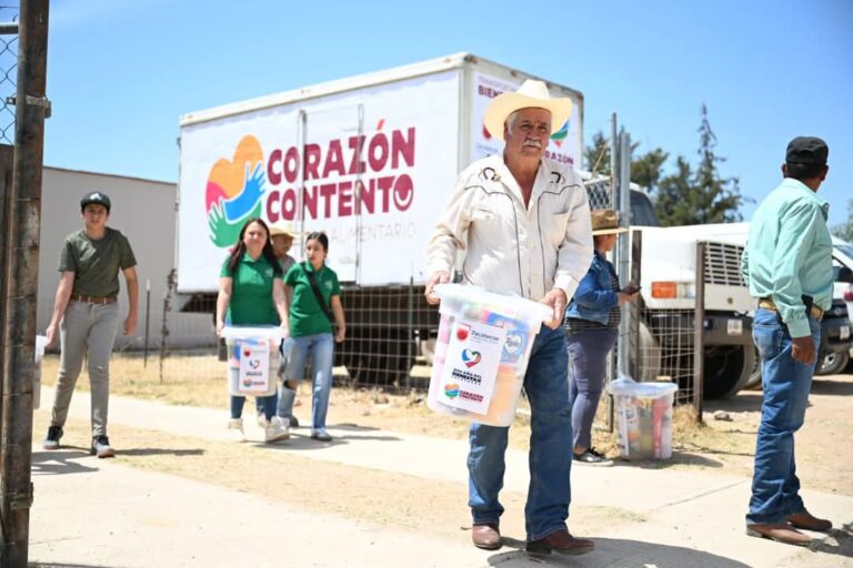 Llevan apoyos alimentarios a Florencia de Benito Juárez
