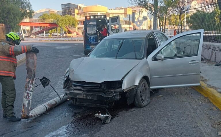 Choca contra objeto fijo y provoca tráfico