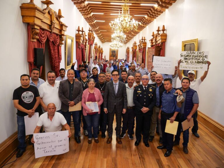 Entregan subsidios a 51 nuevos concesionarios de taxis