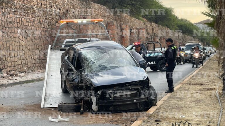 Choca por exceso de velocidad sobre calzada Proaño