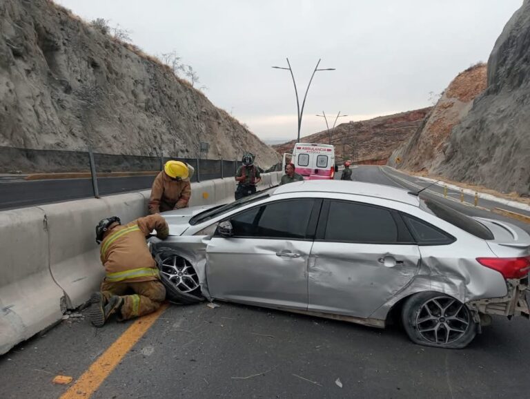 Choca auto deportivo en vialidad Manuel Felguérez