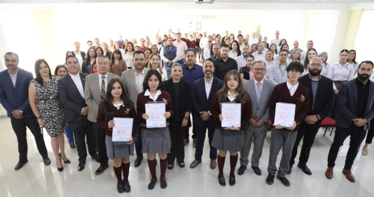 Dan reconocimiento a estudiantes en el Festival Nacional Académico