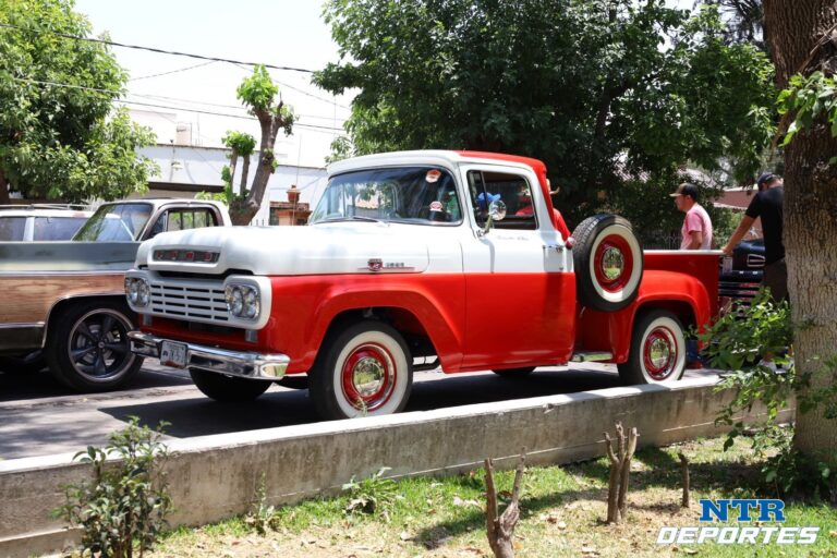 Desfile de carros clásicos y antiguos engalana la Feria de la Primavera Jerez 2025