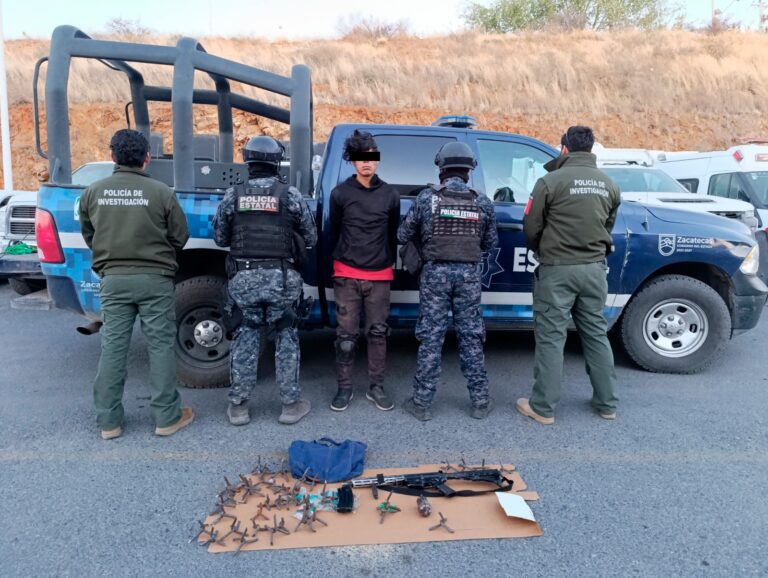 Detienen a hombre con arma, drogas y ponchallantas