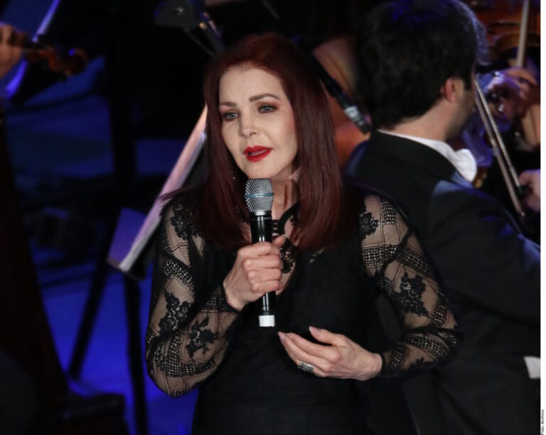 Gana Priscilla Presley primera fase en demanda por fraude