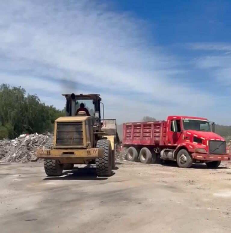 Limpian terreno baldío tras denuncia hecha por NTR