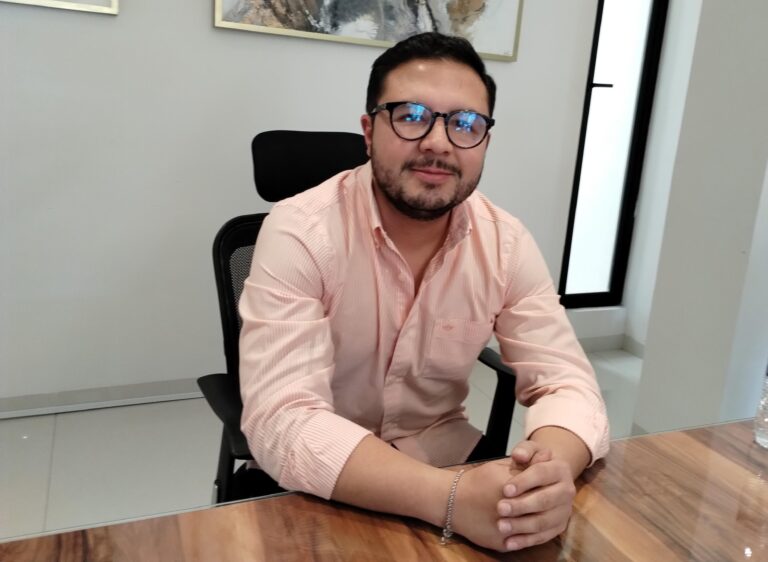 Plantea uso de IA para impartir justicia