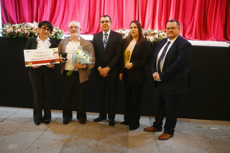 Ricardo Cabrera recibe el premio al mérito cultural