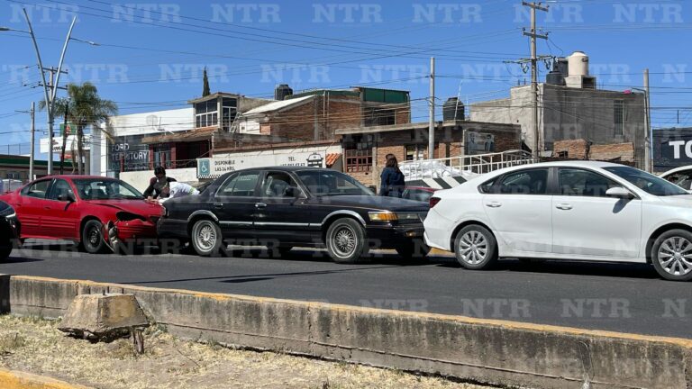 Choque múltiple en Paseo del Mineral deja daños materiales