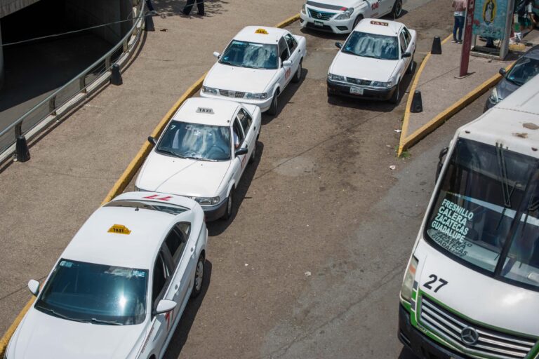 Va Policía Vial por taxistas que obstruyen los paraderos