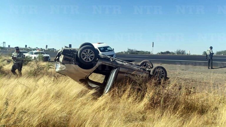 Vuelca vehículo en carretera y luego lo abandonan
