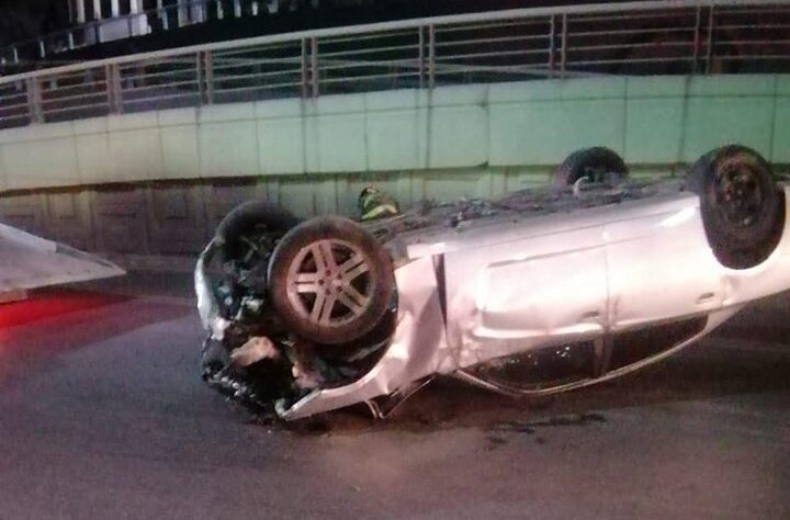 Choque entre autos provoca volcadura; hay un herido
