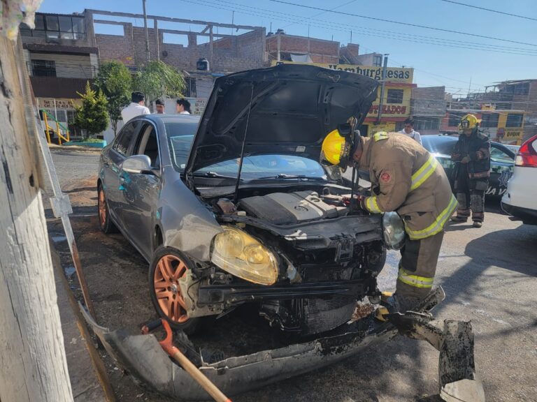 Estudiante de Medicina choca tres carros e intenta huir