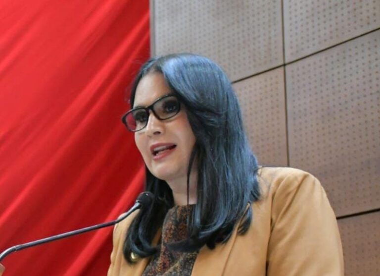 Critica legisladora a defensores de ex rector