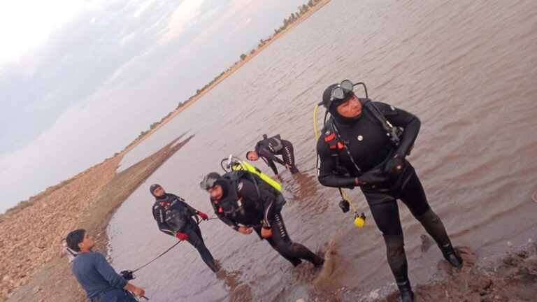 Rescatan cuerpo de menor sin vida tras meterse a nadar a presa