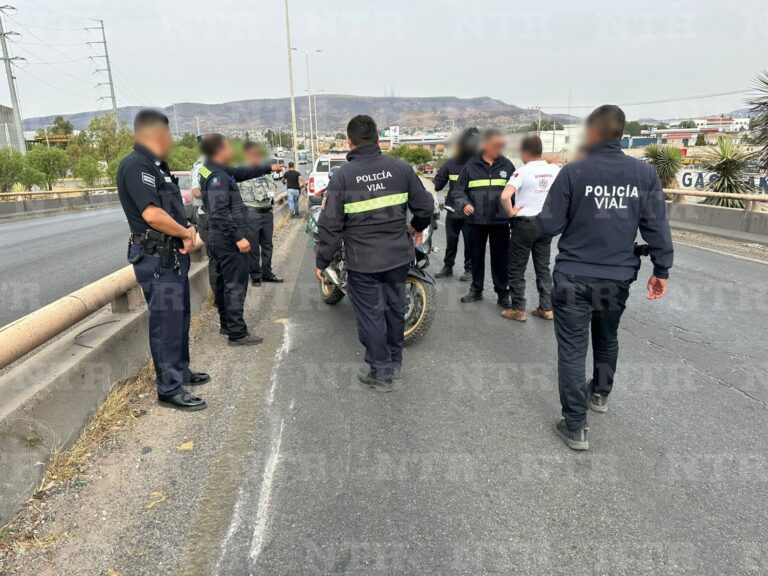 Policía vial termina en el hospital tras caer de su motopatrulla
