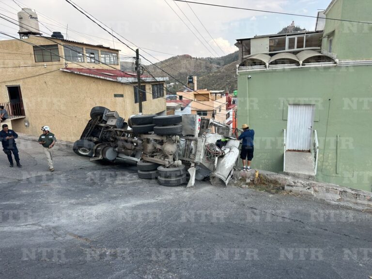 Vuelca camión revolvedora en colonia Las Margaritas