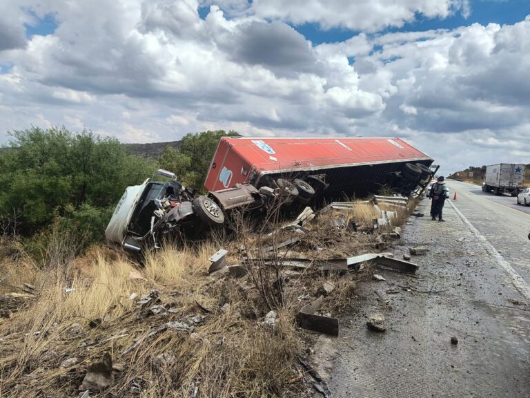 Se desbarranca tráiler en federal 45; no hay heridos