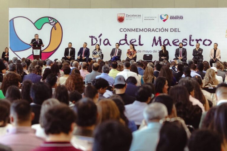 Otorgan premios a maestros por 30 y 40 años de servicio