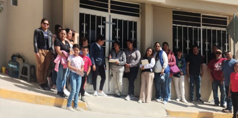 Reprochan restitución de director en primaria