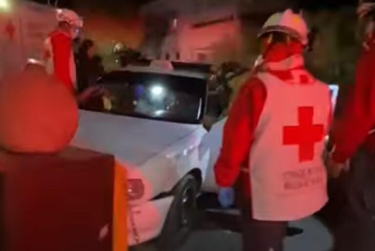 Se impacta taxi contra postes de contención