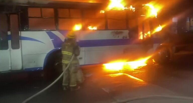 Se incendia camión de la ruta 1 por falla eléctrica