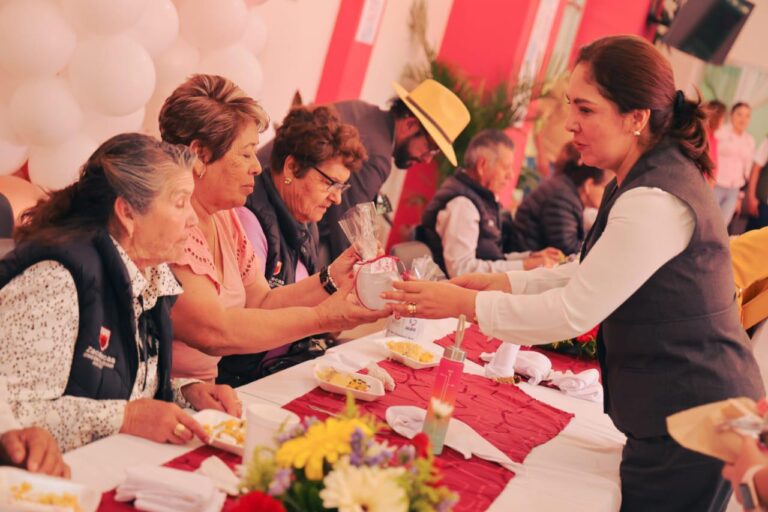 Celebran a madres de la Casa del Abuelo