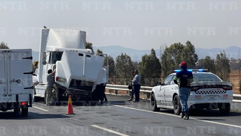 Choca tráiler contra muro de contención