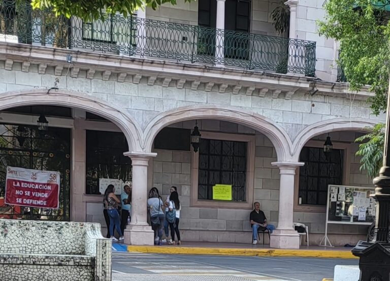 Continúan profes bloqueo en 11 ayuntamientos