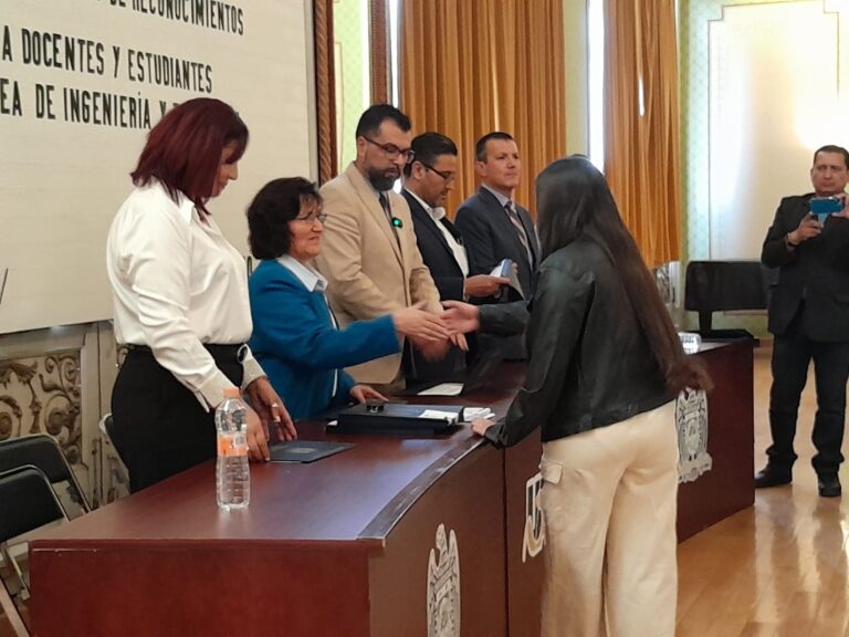 Entregan reconocimientos a miembros del Área de Ingenierías