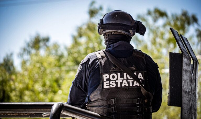 Atacan con explosivo a policías estatales