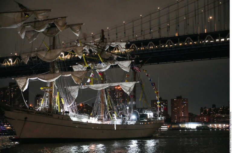Describe EU aceleración de buque Cuauhtémoc previo a choque