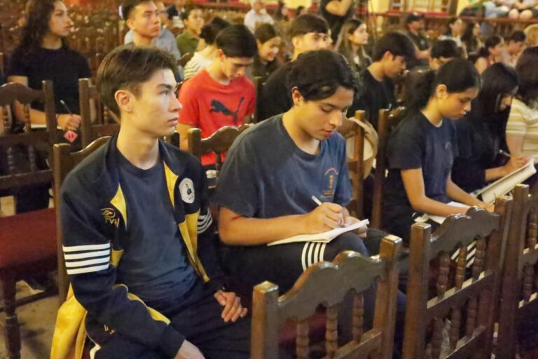 Aprenden jóvenes educación financiera