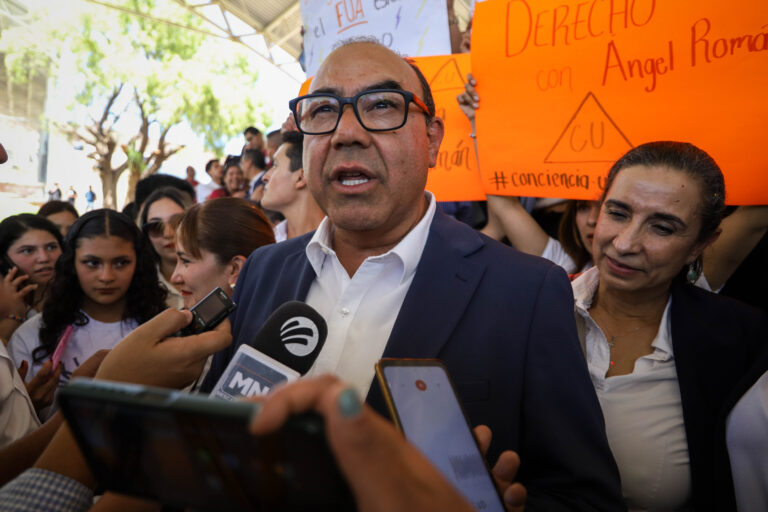 Llama Román a unidad en UAZ